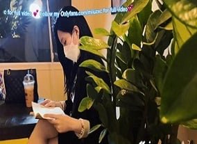 Молодые люди наслаждаются чертами две большие груди розовую киску одновременно